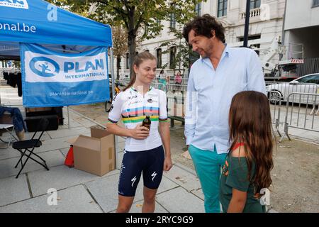 Gent, Belgio. 30 settembre 2023. Lotte Kopecky belga di SD Worx nella foto durante una fanday per il campione del mondo di ciclismo Kopecky, a Gent, sabato 30 settembre 2023. SD Worx, Cycling Vlaanderen e la Flemish Cycling School stanno unendo le forze e organizzando congiuntamente il primo fan day per il campione del mondo Kopecky. Con l'iniziativa, le tre parti e Kopecky sperano di ispirare le giovani ragazze ad iniziare a pedalare. BELGA PHOTO KURT DESPLENTER Credit: Belga News Agency/Alamy Live News Foto Stock