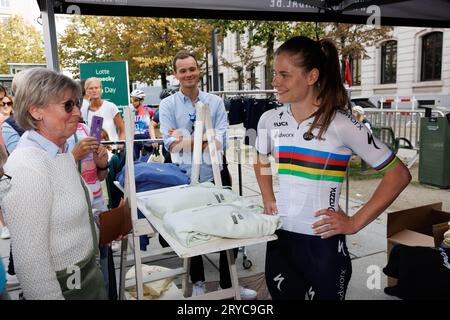 Gent, Belgio. 30 settembre 2023. Lotte Kopecky belga di SD Worx nella foto durante una fanday per il campione del mondo di ciclismo Kopecky, a Gent, sabato 30 settembre 2023. SD Worx, Cycling Vlaanderen e la Flemish Cycling School stanno unendo le forze e organizzando congiuntamente il primo fan day per il campione del mondo Kopecky. Con l'iniziativa, le tre parti e Kopecky sperano di ispirare le giovani ragazze ad iniziare a pedalare. BELGA PHOTO KURT DESPLENTER Credit: Belga News Agency/Alamy Live News Foto Stock