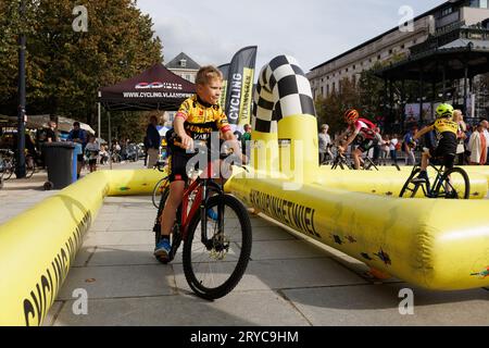 Gent, Belgio. 30 settembre 2023. L'immagine mostra una fanday per il campione del mondo di ciclismo Kopecky, a Gent, sabato 30 settembre 2023. SD Worx, Cycling Vlaanderen e la Flemish Cycling School stanno unendo le forze e organizzando congiuntamente il primo fan day per il campione del mondo Kopecky. Con l'iniziativa, le tre parti e Kopecky sperano di ispirare le giovani ragazze ad iniziare a pedalare. BELGA PHOTO KURT DESPLENTER Credit: Belga News Agency/Alamy Live News Foto Stock