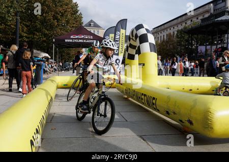 Gent, Belgio. 30 settembre 2023. L'immagine mostra una fanday per il campione del mondo di ciclismo Kopecky, a Gent, sabato 30 settembre 2023. SD Worx, Cycling Vlaanderen e la Flemish Cycling School stanno unendo le forze e organizzando congiuntamente il primo fan day per il campione del mondo Kopecky. Con l'iniziativa, le tre parti e Kopecky sperano di ispirare le giovani ragazze ad iniziare a pedalare. BELGA PHOTO KURT DESPLENTER Credit: Belga News Agency/Alamy Live News Foto Stock