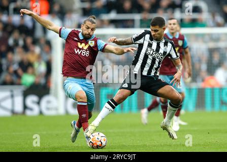 Jay Rodriguez di Burnley (a sinistra) e Bruno Guimaraes del Newcastle United si battono per il pallone durante la partita di Premier League a St. James' Park, Newcastle. Data immagine: Sabato 30 settembre 2023. Foto Stock