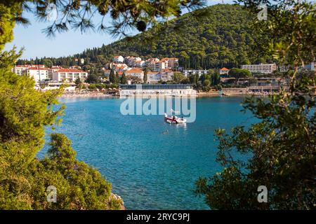 Dubrovnik, Croazia - 14 settembre 2023: Spiaggia di Lapad, parte di Dubrovnik, famosa destinazione turistica della Croazia Foto Stock