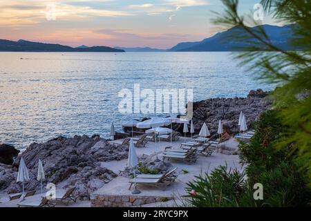 Dubrovnik, Croazia - 14 settembre 2023: Spiaggia di Lapad, parte di Dubrovnik, famosa destinazione turistica della Croazia Foto Stock