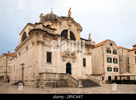 Dubrovnik, Croazia, 15 settembre 2023: Vista della città vecchia con l'edificio barocco della chiesa di San Biagio Foto Stock