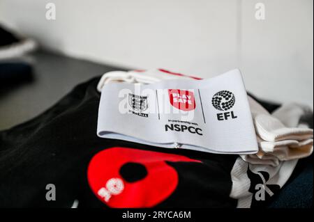 Swindon, Regno Unito, 30 settembre 2023. Gioca in tutta sicurezza durante la partita di calcio Sky Bet EFL League Two tra Swindon Town FC e Grimsby Town FC al County Ground, Swindon, UK.Credit: Jon Corken Credit: Jon Corken/Alamy Live News Foto Stock