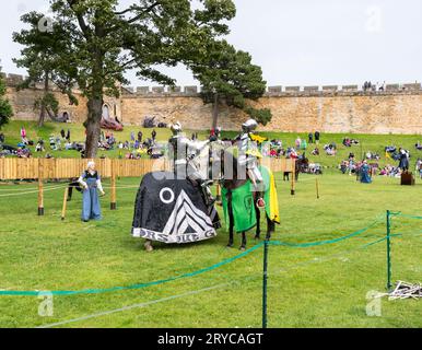 Due cavalieri a cavallo che si salutano durante la giostra, Lincoln Castle, Lincoln City, Lincolnshire, Inghilterra, REGNO UNITO Foto Stock