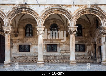 Dubrovnik, Croazia, 15 settembre 2023: Palazzo del Rettore Gotico con costruzioni rinascimentali e ad arco a Dubrovnik, Croazia. Foto Stock