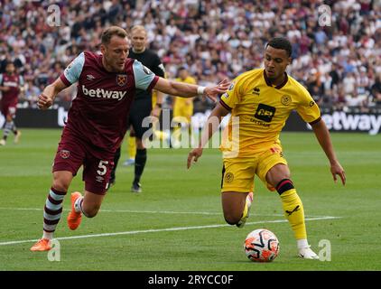 LONDRA, INGHILTERRA - SETTEMBRE 30: Vladimír Coufal del West Ham United e Cameron Archer dello Sheffield United combattono per il pallone durante la partita di Premier League tra il West Ham United e lo Sheffield United al London Stadium il 30 settembre 2023 a Londra, Inghilterra. (Foto di Dylan Hepworth/MB Media) Foto Stock