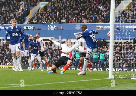 Liverpool, Regno Unito. 30 settembre 2023. Tom Lockyer del Luton Town (c) segna il primo gol della sua squadra. Partita di Premier League, Everton contro Luton Town al Goodison Park di Liverpool sabato 30 settembre 2023. Questa immagine può essere utilizzata solo per scopi editoriali. Solo per uso editoriale, licenza necessaria per uso commerciale. Nessun utilizzo in scommesse, giochi o pubblicazioni di un singolo club/campionato/giocatore. foto di Chris Stading/Andrew Orchard fotografia sportiva/Alamy Live news Credit: Andrew Orchard Sports Photography/Alamy Live News Foto Stock