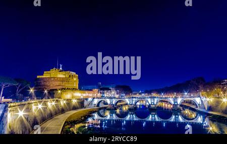 Ponte sul fiume Tevere a Roma Foto Stock