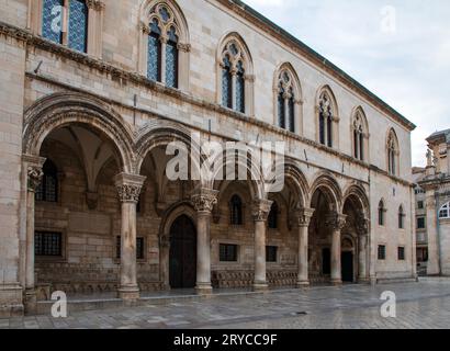 Dubrovnik, Croazia, 15 settembre 2023: Palazzo del Rettore Gotico con costruzioni rinascimentali e ad arco a Dubrovnik, Croazia. Foto Stock