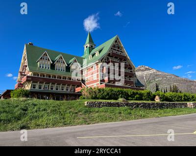 Waterton Park, AB Canada - 30 maggio 2023: The Prince of Wales Hotel at Waterton Lake National Park a Waterton Park, AB Canada. Foto Stock