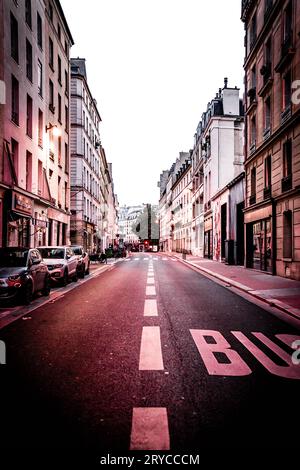 Tipica scena di strada parigina. Parigi, Francia Foto Stock