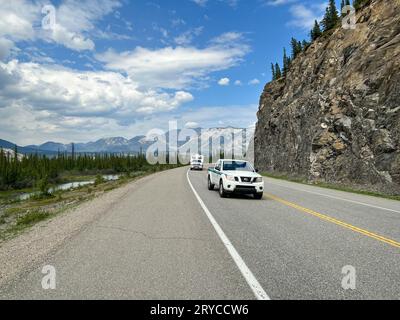 Jasper, AB Canada - 27 maggio 2023: Guida lungo l'Ice Fields Parkway vicino a Jasper, Alberta, in Canada. Foto Stock