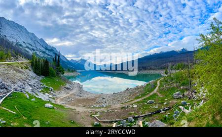 Il bellissimo lago Edith lungo Maligne Road nel Jasper National Park in Canada in una splendida giornata primaverile. Foto Stock