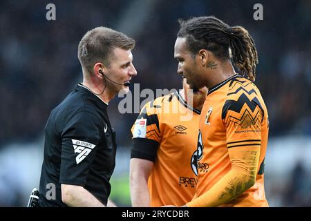 Arbitro, Ollie Yates ha parlato con John-Kymani Gordon del Cambridge United durante la partita di Sky Bet League 1 tra Derby County e Cambridge United al Pride Park di Derby sabato 30 settembre 2023. (Foto: Jon Hobley | mi News) crediti: MI News & Sport /Alamy Live News Foto Stock