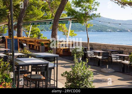 Korcula, Croazia, 17 settembre 2023: Passeggiata con ristorante all'aperto nella città di Korcula, Croazia Foto Stock