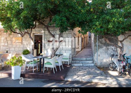 Korcula, Croazia, 17 settembre 2023: Passeggiata con ristorante all'aperto nella città di Korcula, Croazia Foto Stock