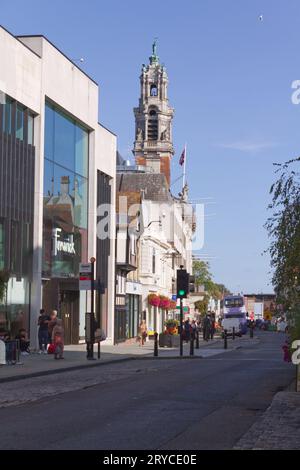 Ammira High Street nel centro della città di Colchester, nell'Essex. Foto Stock