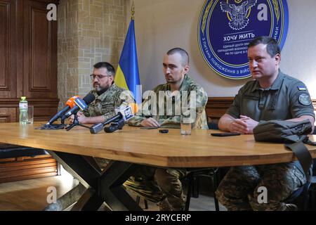 KIEV, UCRAINA - 30 SETTEMBRE 2023 - il portavoce del progetto i Want to Live Vitalii Matviienko, l'ufficiale militare russo Danil Alfyorov e il rappresentante Foto Stock