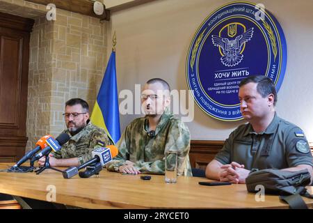 KIEV, UCRAINA - 30 SETTEMBRE 2023 - il portavoce del progetto i Want to Live Vitalii Matviienko, l'ufficiale militare russo Danil Alfyorov e il rappresentante Foto Stock