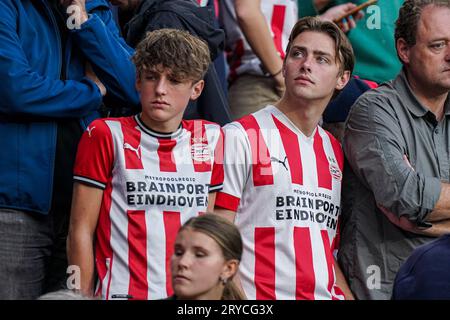 Eindhoven, Paesi Bassi. 30 settembre 2023. EINDHOVEN, PAESI BASSI - SETTEMBRE 30: Tifosi del PSV durante l'Eredivisie match olandese tra PSV e FC Volendam al Philips Stadion il 30 settembre 2023 a Eindhoven, Paesi Bassi. (Foto di Joris Verwijst/Orange Pictures) credito: Orange Pics BV/Alamy Live News Foto Stock