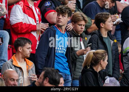 Eindhoven, Paesi Bassi. 30 settembre 2023. EINDHOVEN, PAESI BASSI - SETTEMBRE 30: Tifosi del PSV durante l'Eredivisie match olandese tra PSV e FC Volendam al Philips Stadion il 30 settembre 2023 a Eindhoven, Paesi Bassi. (Foto di Joris Verwijst/Orange Pictures) credito: Orange Pics BV/Alamy Live News Foto Stock