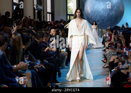 Parigi, Francia. 30 settembre 2023. Una modella prende parte alla sfilata di Elie Saab come parte delle presentazioni della settimana della moda Primavera-Estate 2024 a Parigi, sabato 30 settembre 2023. Foto di Maya Vidon-White/UPI credito: UPI/Alamy Live News Foto Stock