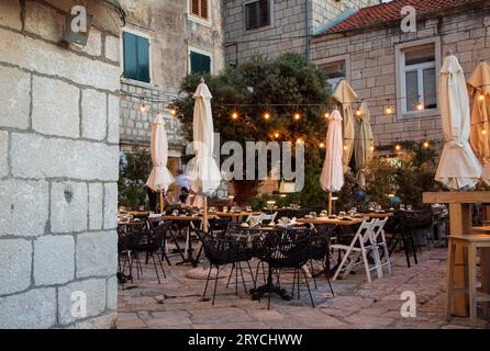 Korcula, Croazia, 17 settembre 2023: Veduta della vecchia strada nella città vecchia di Korcula, Croazia Foto Stock