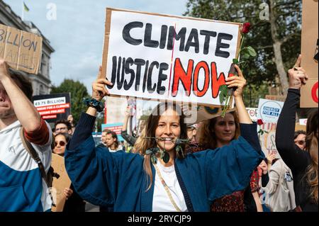 Londra, Regno Unito. 30 settembre 2023. Attivisti per il clima, tra cui Fossil Free London, Extinction Rebellion e Just Stop Oil march contro il giacimento petrolifero Rosebank recentemente approvato fuori dal Dipartimento per la sicurezza energetica e Net Zero prima di marciare attraverso Parliament Square verso l'Ambasciata di Norvegia. Crediti: Andrea Domeniconi/Alamy Live News Foto Stock