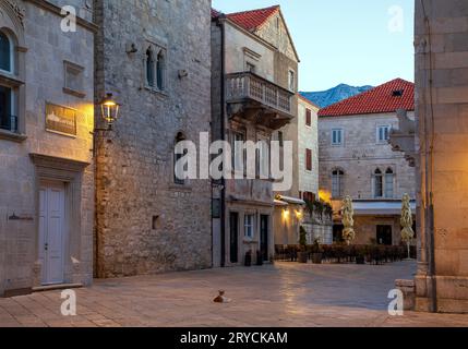 Korcula, Croazia, 17 settembre 2023: Veduta della vecchia strada nella città vecchia di Korcula, Croazia Foto Stock