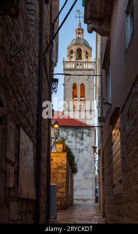 Korcula, Croazia, 17 settembre 2023: Veduta della stretta vecchia strada nel centro storico di Korcula, Croazia Foto Stock