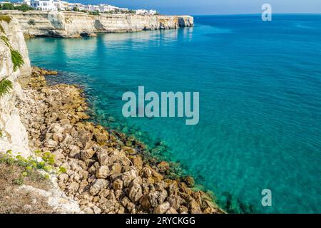 Baia rocciosa sulla costa pugliese Foto Stock