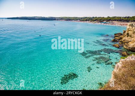 Baia rocciosa sulla costa pugliese Foto Stock