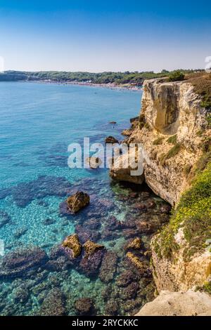 Baia rocciosa sulla costa della Puglia Foto Stock