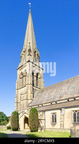 Edensor Village St Peter's Church Edensor Derbyshire Peak District National Park Derbyshire Inghilterra Regno Unito GB Europa Foto Stock