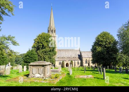 Edensor Village St Peter's Church Edensor Derbyshire Peak District National Park Derbyshire Inghilterra Regno Unito GB Europa Foto Stock