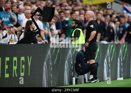 LONDRA, Regno Unito - 30 settembre 2023: L'arbitro Simon Hooper consulta il monitor del VAR prima di decidere di aggiornare il cartellino giallo di Curtis Jones (non nella foto) del Liverpool al rosso durante la partita di Premier League tra Tottenham Hotspur e Liverpool FC al Tottenham Hotspur Stadium (credito: Craig Mercer/ Alamy Live News) Foto Stock