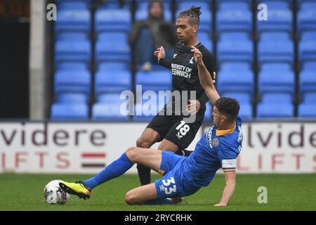 Shrewsbury, Inghilterra. 30 settembre 2023. Tennai Watson del Charlton Athletic viene sfidato da Tom Flannagan di Shrewsbury Town durante la gara della Sky Bet EFL League One tra Shrewsbury Town e Charlton Athletic al Croud Meadow. Kyle Andrews/Alamy Live News Foto Stock