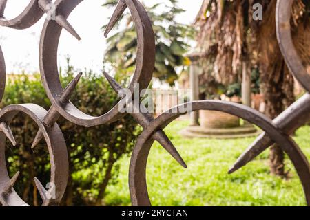 Chiostro italiano visto attraverso una griglia di ferro Foto Stock