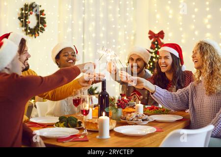 Felici amici multirazziali si divertono a festeggiare il Natale Foto Stock