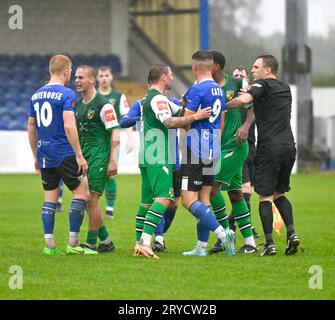 Chester, Cheshire, Inghilterra, 30 settembre 2023. Dramma a tempo pieno mentre le due squadre si scambiano parole durante il Chester Football Club V Nantwich Town Football Club nel terzo turno di qualificazione della Emirates fa Cup al Deva Stadium. (Immagine di credito: ©Cody Froggatt/Alamy Live News) Foto Stock