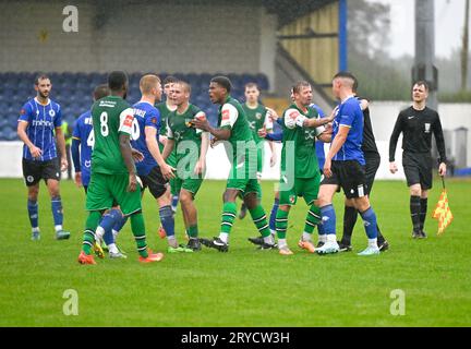 Chester, Cheshire, Inghilterra, 30 settembre 2023. Dramma a tempo pieno mentre le due squadre si scambiano parole durante il Chester Football Club V Nantwich Town Football Club nel terzo turno di qualificazione della Emirates fa Cup al Deva Stadium. (Immagine di credito: ©Cody Froggatt/Alamy Live News) Foto Stock