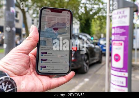 Parken im öffentlichen Raum per Park-App, EasyPark, hier in Bochum, Parkschein Automat, dem man per Bargeld und Karte zahlen kann, oder per App, NRW, Deutschland, Park-App *** Parcheggio in spazi pubblici con app di parcheggio, EasyPark, qui a Bochum, biglietteria per il parcheggio dove è possibile pagare in contanti e carta, oppure tramite app, NRW, Germania, Park App Credit: Imago/Alamy Live News Foto Stock