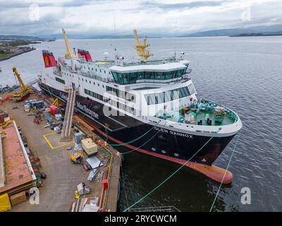 Port Glasgow, Scozia, Regno Unito. 30 settembre 2023. Ultime immagini di MV Glen Sannox, traghetto Caledonian MacBrayne in costruzione presso il cantiere navale Ferguson Marine di Port Glasgow, Scozia. Il traghetto è in ritardo di diversi anni e ha un budget decisamente superiore. Questa settimana Ferguson ha annunciato ulteriori ritardi e aumenti dei costi. PIC; Glen Sannox in costruzione. Il suo completamento è previsto per marzo 2024. Iain Masterton/Alamy Live News Foto Stock