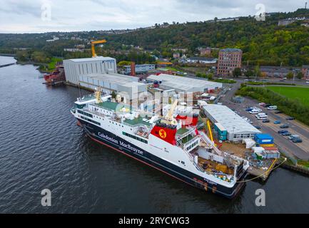 Port Glasgow, Scozia, Regno Unito. 30 settembre 2023. Ultime immagini di MV Glen Sannox, traghetto Caledonian MacBrayne in costruzione presso il cantiere navale Ferguson Marine di Port Glasgow, Scozia. Il traghetto è in ritardo di diversi anni e ha un budget decisamente superiore. Questa settimana Ferguson ha annunciato ulteriori ritardi e aumenti dei costi. PIC; Glen Sannox in costruzione. Il suo completamento è previsto per marzo 2024. Iain Masterton/Alamy Live News Foto Stock