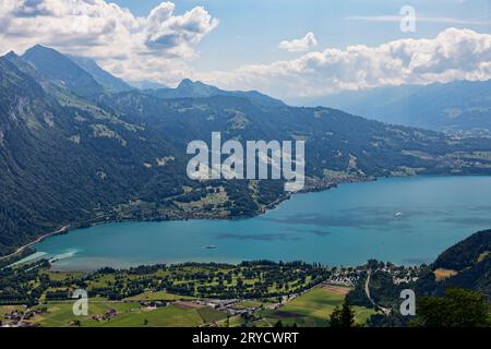 lago di thun con barca da diporto e parapendio in lontananza visto da harder kulm Foto Stock
