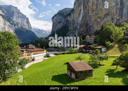 villaggio di lauterbrunnen nell'oberland bernese in svizzera e la cascata di staubbach Foto Stock