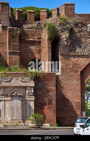 Frammenti architettonici nelle strade della città, Roma Foto Stock