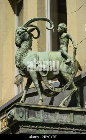 Statua, Zwei Reiter, Putte auf Geißbock, Nikolaistraße, Lipsia, Sachsen, Deutschland Foto Stock